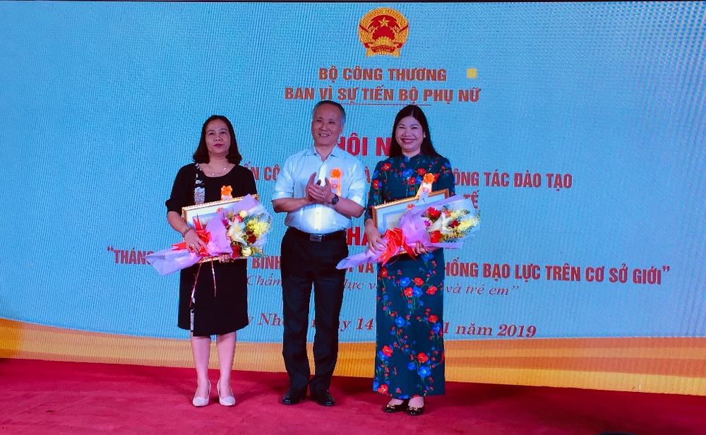 Bộ trưởng Cwin63 sân chơi đỉnh cao đã quyết định tặng Bằng khen cho 15 tập thể và 12 cá nhân tiêu biểu làm công tác bình đẳng giới và vì sự tiến bộ của phụ nữ Trang Chủ Cwin Com | Link Bảo Mật Cao 100%