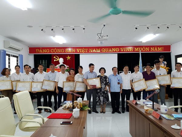 Bệnh viện Dệt May công bố Quyết địn thành lập HĐQL và nhận Bằng khen