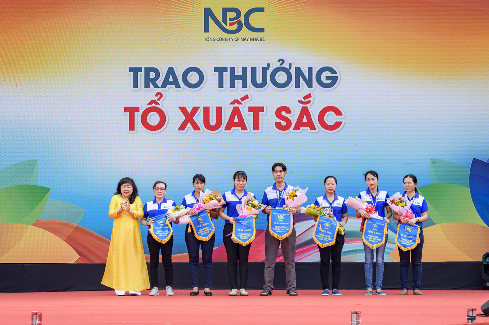 Trao thưởng tổ xuất sắc