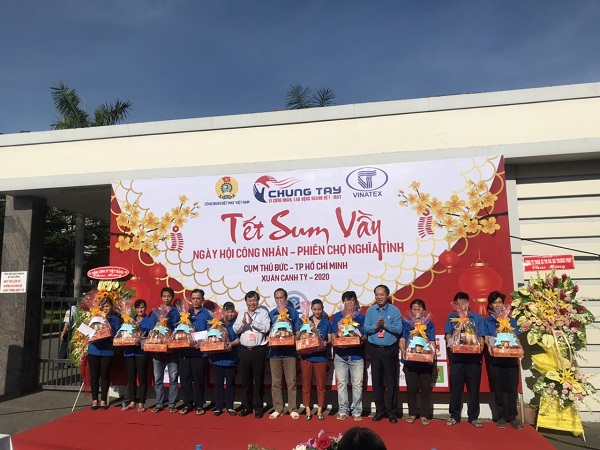 Chương trình được tổ chức tại 3 miền Bắc - Trung - Nam. (Trong ảnh: ông Lê Nho Thướng, Chủ tịch Công đoàn Dệt May Việt Nam trao tặng quà cho công nhân có hoàn cảnh khó khăn tại buổi khai mạc Chương trình được tổ chức ở điểm cầu Miền Nam từ 16-18/12/2019 tại Tổng Công ty Việt Thắng - CTCP