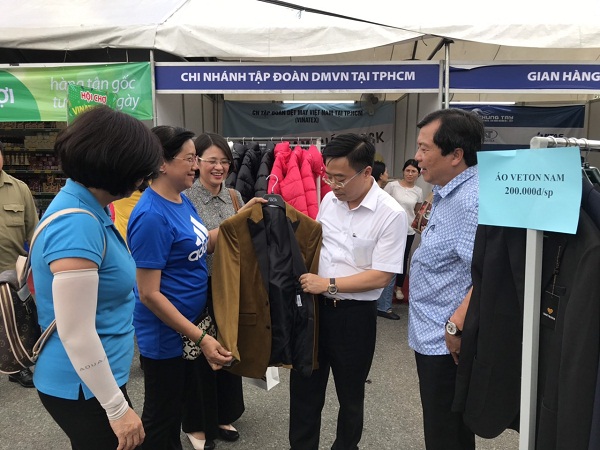 Đã có 40 gian hàng thuộc các đơn vị trong và ngoài ngành dệt may cung cấp các mặt hàng nhu yếu phẩm thiết thực và hàng dệt may, với giá cam kết ưu đãi từ 30% – 50% so với giá thị trường được trưng bày phục vụ nhu cầu M.Cwin800.com thể thao, casino live, bắn cá và slot nổ hũ cho người Nền tảng hàng đầu cung cấp Cwin com ngành Dệt May tại  điểm tổ chức ở Tổng Công ty May Việt Thắng.
