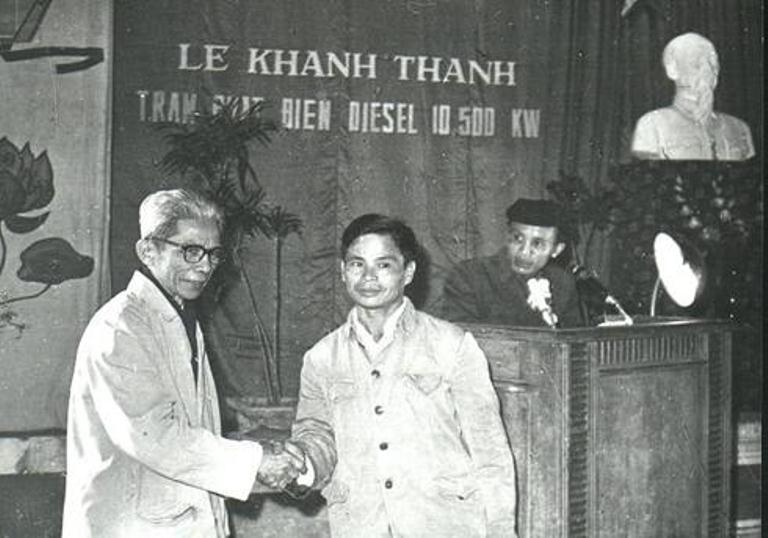 Đ/c Lê Ba - Thứ trưởng Bộ Điện và Than chúc mừng đ/c Tạ Tô Thục - Giám đốc Sở điện 5 trong lễ khánh thành trạm điện Diezel 10.500kV tại Cột 5.