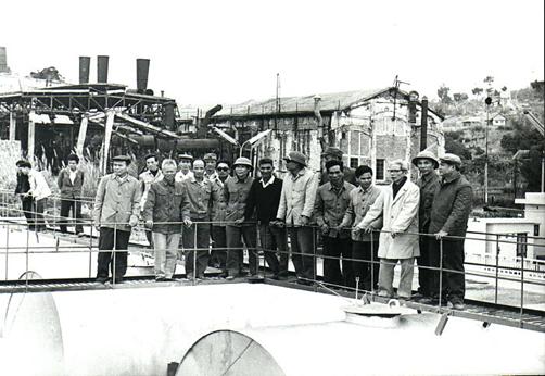Các đồng chí đại biểu và lãnh đạo Nhà máy điện Cột 5 tại  lễ đóng điện trạm điện Diezel 10.500kV.