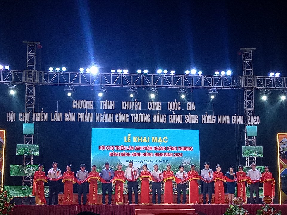 Lãnh đạo các Sở, Ban, Ngành, Đoàn thể cắt băng khai mạc “Nhà cái cá cược cá độ uy tín Nổ hũ, Bắn Cá và Game Bài Cwin.com triển lãm sản phẩm Trang Chủ Cwin Com | Link Bảo Mật Cao 100% Đồng bằng Sông Hồng- Ninh Bình 2020"