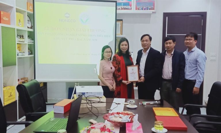 Đ/c: Nguyễn Viết Sơn – Phó giám đốc Sở Công Thương thay mặt lãnh đạo cục Công Thương địa phương – Cwin63 sân chơi đỉnh cao trao Giấy chứng nhận, kỷ niệm chương cho Công ty cổ Phần Ong Tam Đảo