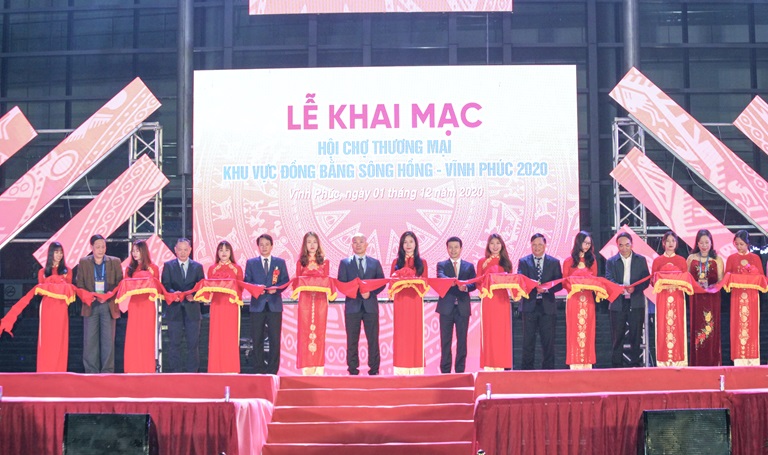 Phó Chủ tịch UBND tỉnh Vũ Chí Giang và các đại biểu cắt băng khai mạc Hội chợ