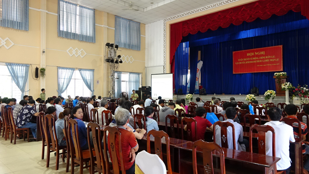 Đông đảo các chủ cơ sở kinh doanh trên địa bàn hai huyện Cần Đước và Cần Giuộc tới buổi tuyên truyền, phổ biến phát luật về phòng, chống buôn lậu, vận chuyển, kinh doanh thuốc lá điếu nhập lậu 
