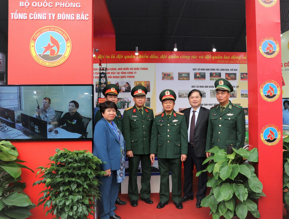Tổng công  ty Đông Bắc tham gia Triển lãm - Nhà cái cá cược cá độ uy tín Nổ hũ, Bắn Cá và Game Bài Cwin.com Việt Bắc 2019 do Bộ Quốc phòng tổ chức, được Bộ trưởng Bộ Quốc phòng tặng Bằng khen