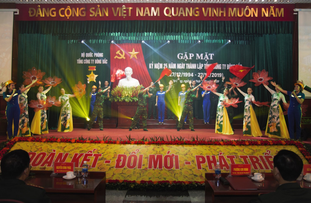 Tiết mục văn nghệ tại buổi Gặp mặt kỷ niệm 25 năm Ngày thành lập Tổng công ty 