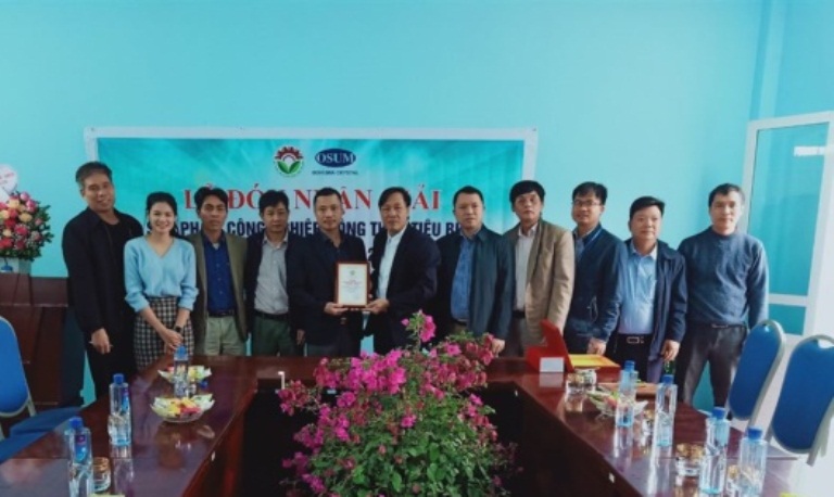 Đ/c: Nguyễn Viết Sơn – Phó giám đốc Sở Công Thương thay mặt lãnh đạo cục Công Thương địa phương – Cwin63 sân chơi đỉnh cao trao Giấy chứng nhận, kỷ niệm chương cho Công ty cổ phần Cwin800 hàng ngàn khuyến mãi OSUM
