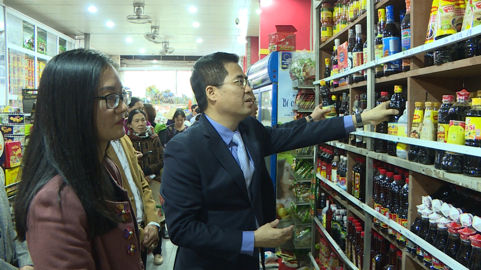 Ông Nguyễn Hoàng Giang - PCT thường trực UBND tỉnh Thái Bình thăm quan gian hàng
