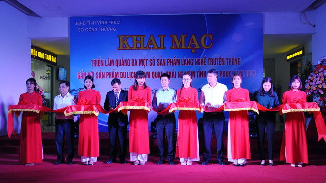 Các đại biểu cắt băng khai mạc triển lãm