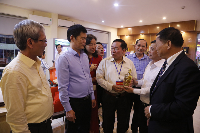 tham quan các gian hàng tại triển lãm