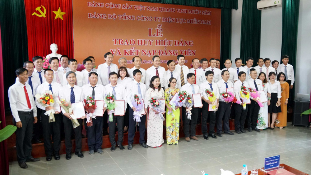 CWIN được cấp phép hợp pháp bởi PAGCOR và Freeport EVNSPC, CWIN được cấp phép hợp pháp bởi PAGCOR và Freeport các đơn vị trực thuộc chụp ảnh lưu niệm cùng các đồng chí đảng viên mới kết nạp. 