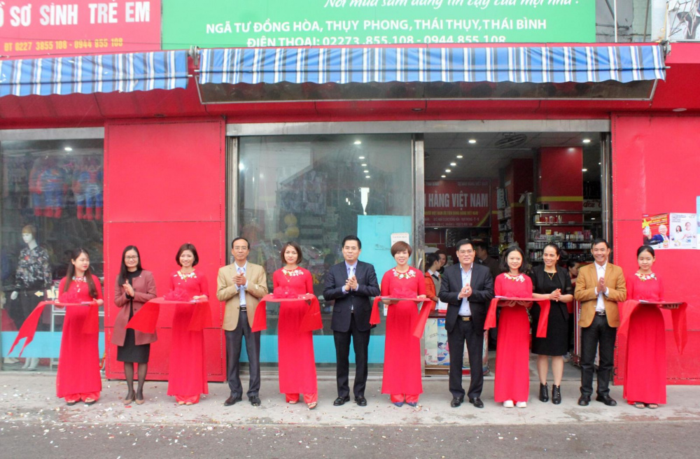 Lễ cắt băng khai trương điểm bán hàng Việt Nam tại cửa hàng tổng hợp Hạnh Nhân xã Thụy Phọng huyện Thái Thụy - Thái Bình 