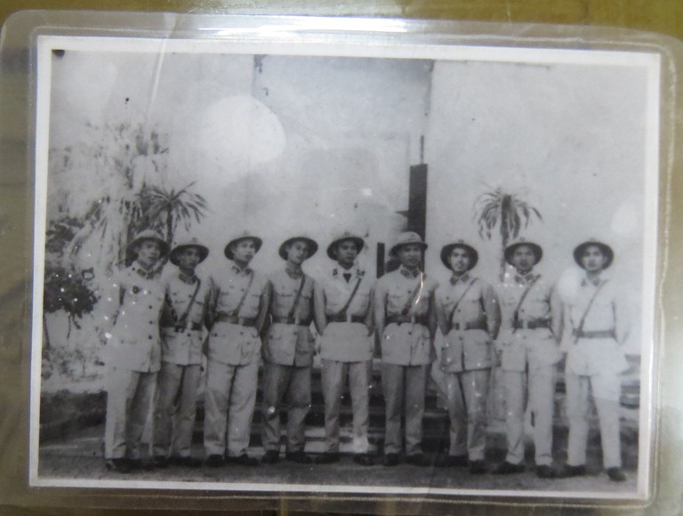 Đội bảo vệ vũ trang Nhà máy điện Cột 5 ( năm 1956), ông Vũ Đình Hạ (người đứng đầu tiên từ trái sang phải)