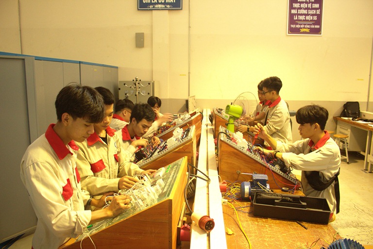 Sinh viện thực hành điện