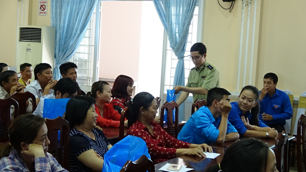Phát quà tặng cho chủ cơ sở trả lời đúng câu hỏi của Ban tổ chức
