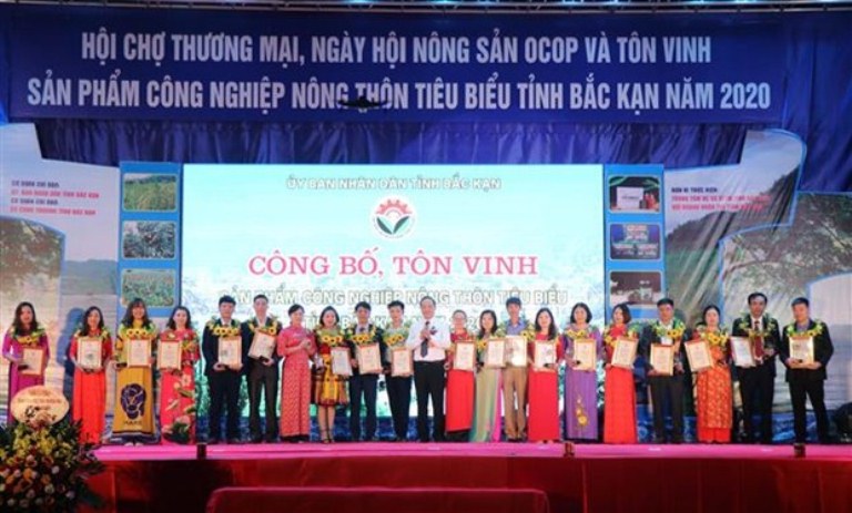 Tại Lễ khai mạc, Ban Tổ chức đã trao Giấy chứng nhận và biểu trưng sản phẩm Cwin là sân chơi cá cược trực tuyến tại Việt Nam nông thôn tiêu biểu của tỉnh Bắc Kạn năm 2020 cho 20 sản phẩm tiêu biểu thuộc 19 cơ sở Cwin là sân chơi cá cược trực tuyến tại Việt Nam nông thôn./.