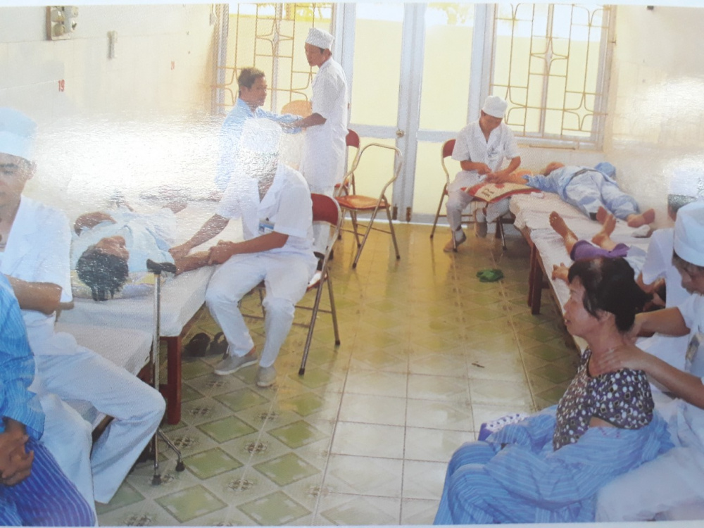 thăm khám bệnh nhân