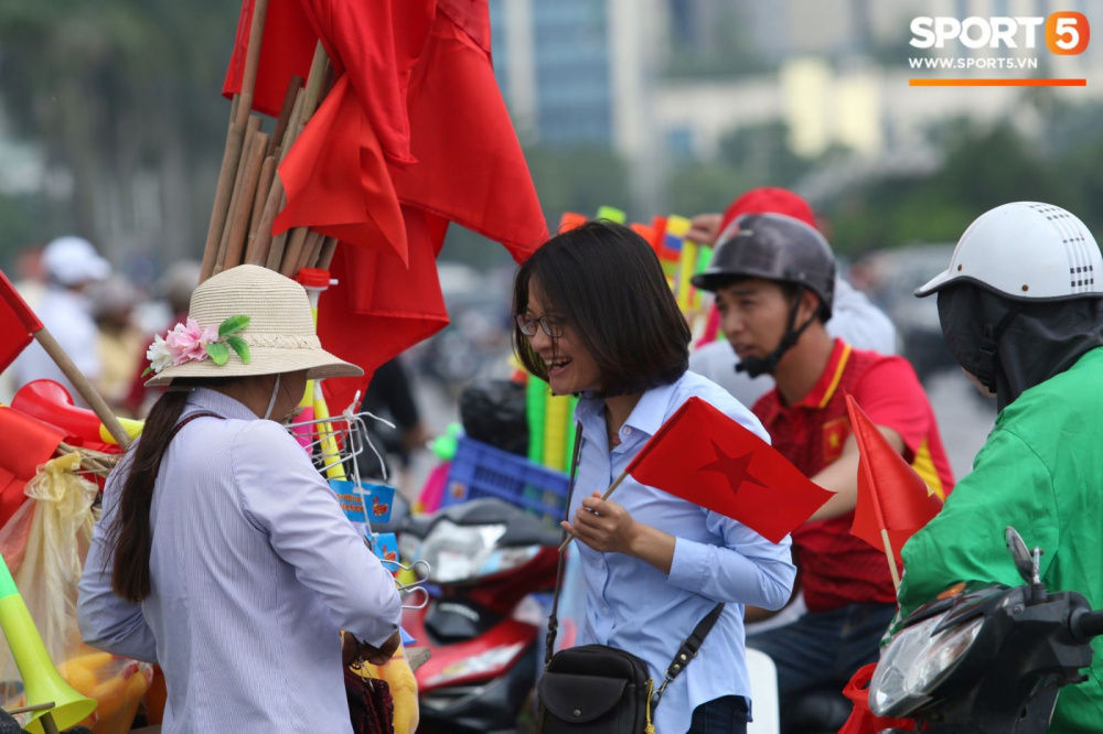 Nhờ có họ mà sân Mỹ Đình trở nên rực rỡ, tràn ngập sắc đỏ 