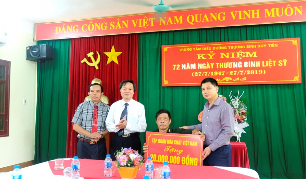 hóa chất thăm thương bệnh binh