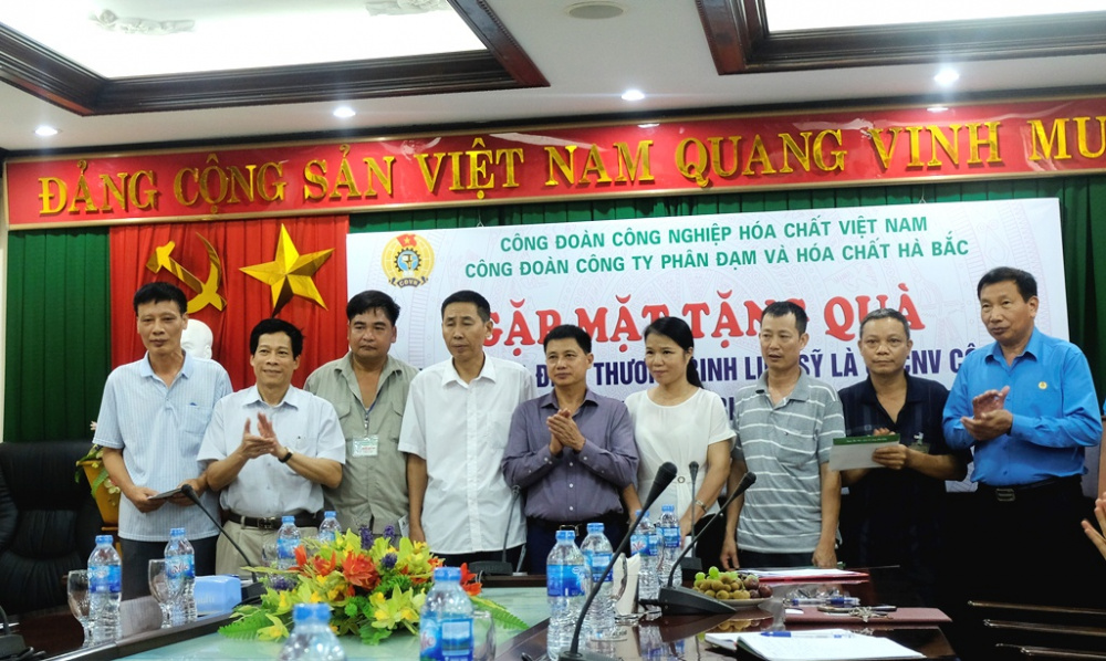 Hóa chất thăm thương bệnh binh