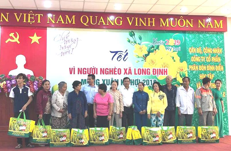 phân bón bình điền tặng quà tết hộ nghèo long an