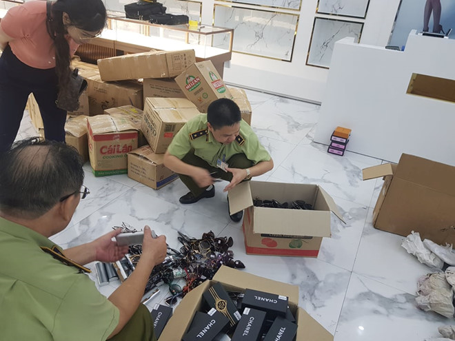 truy quét đồng hồ túi xách giả ở Sài Gòn Square