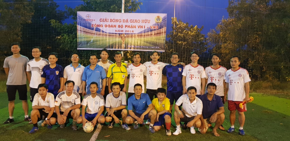 Hai đội chụp ảnh lưu niệm trước khi giao hữu đá bóng