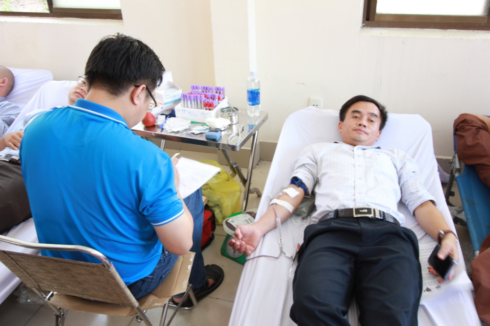 Hiến máu