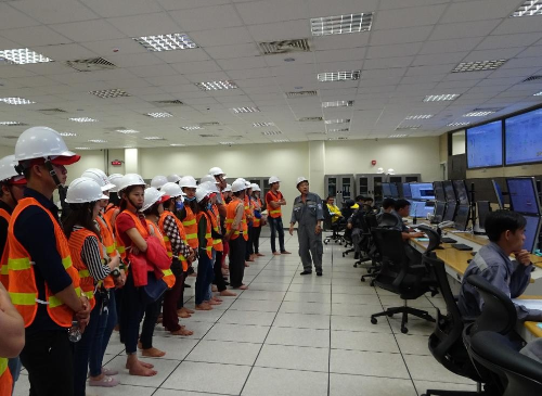 Đoàn đến tham quan cảng tiếp nhận than, dầu và các khu vực của Nhà máy