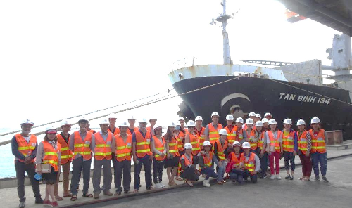 Đoàn tham quan tại Nhà máy Nhiệt điện Vĩnh Tân 2
