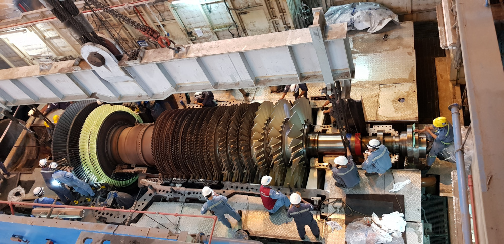Các CBCNV Công ty Nhiệt điện Phú Mỹ và Công ty EPS nỗ lực làm việc đảm bảo đại tu tổ máy GT12