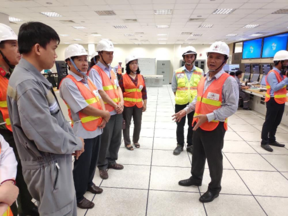 Đoàn đến giám sát thông số quan trắc môi trường tại Phòng điều khiển Trung tâm NMNĐ Vĩnh Tân 4
