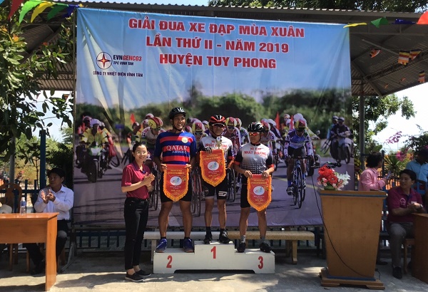 Bà Nguyễn Thị Mỹ Ngọc- Chánh Văn phòng Công ty NĐ Vĩnh Tân trao giải cho các vận động viên
