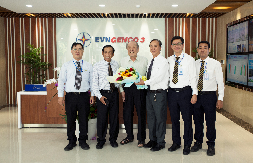 Ông Bùi Văn Lưu - Nguyên Giám đốc Công ty Điện lực chụp hình lưu niệm cùng CBCNV EVNGENCO 3