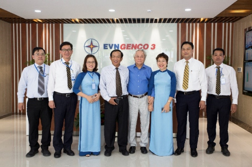 Ông Trần Trọng Quyết - Nguyên Chủ nhiệm Ban QLDA các NMĐ Phú Mỹ - Bà Rịa chụp hình lưu niệm cùng CBCNV EVNGENCO 3
