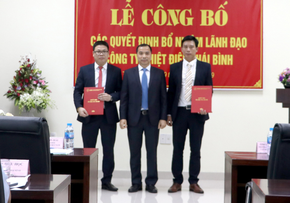 Phó Tổng giám đốc EVN Ngô Sơn Hải (giữa) trao Quyết định bổ nhiệm cho ông Tạ Trung Kiên (ngoài cùng bên phải) và ông Đỗ Thành Tài (ngoài cùng bên trái).