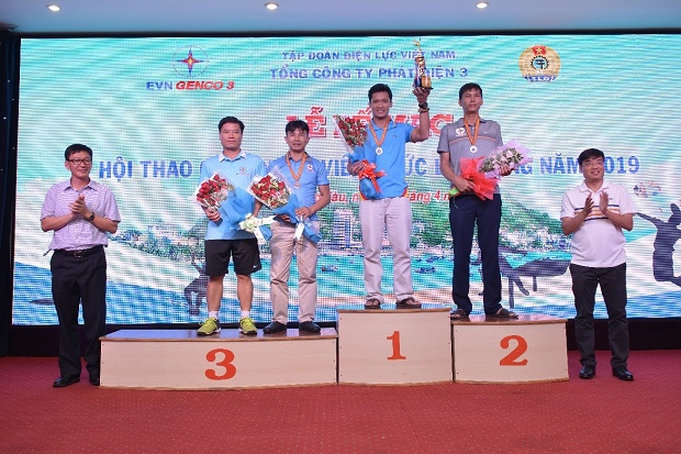Trao Giải Đơn nam - môn Tennis cho các VĐV