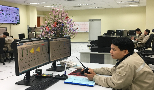 Kỹ sư vận hành làm việc nhà máy điện trong dịp Tết Nguyên Đán 2019
