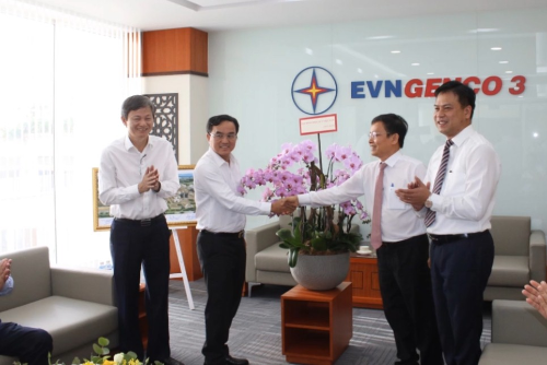 Trước đó, đoàn Lãnh đạo EVN đã đến thăm và tặng hoa chúc mừng EVNGENCO 3
