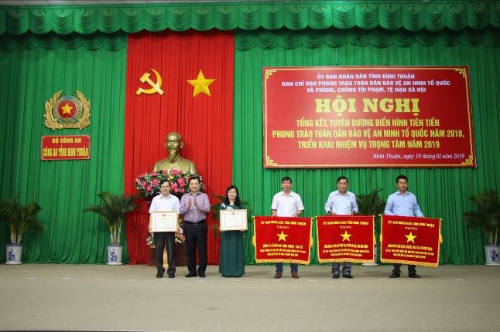Ông Nguyễn Ngọc Hai - CT UBND tỉnh Bình Thuận trao bằng khen cho Công ty Nhiệt điện Vĩnh Tân và các đơn vị