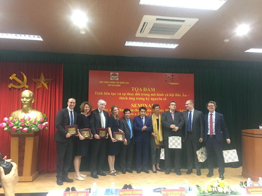 Trao quà cho các Đại sứ