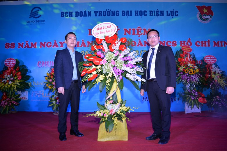 TS. Trương Nam Hừng - Phó hiệu trưởng Nhà trường tặng hoa Chúc Mừng