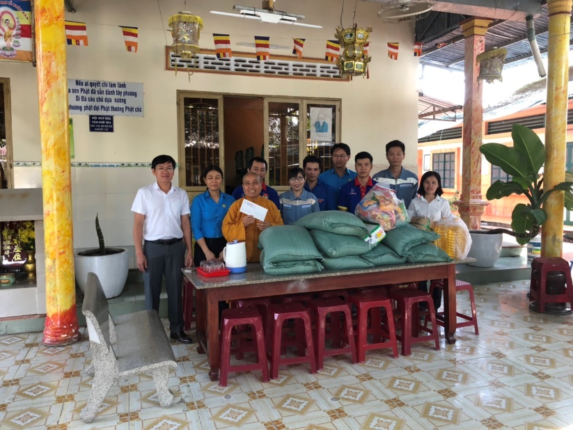 Trao quà tại mái ấm Hồng Âung