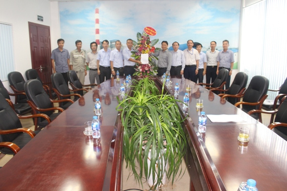 TGĐ Tổng Công ty Ngô Trí Thịnh chúc mừng thành tích Nhiệt điện Đông Triều