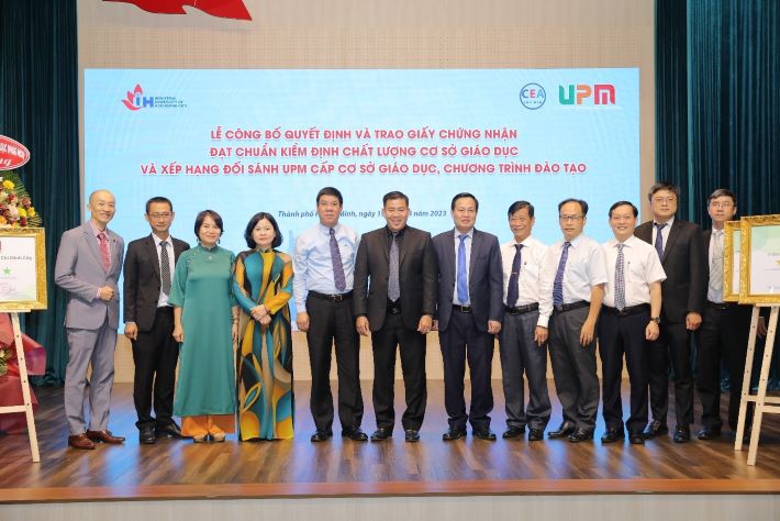 trao Chứng nhận xếp hạng 5 sao cho Nhà trường 03 chương trình đào tạo 