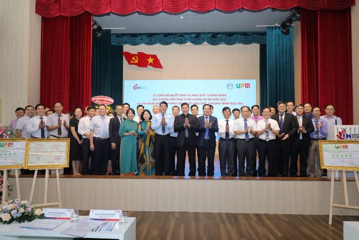 trao Chứng nhận xếp hạng 5 sao cho Nhà trường 03 chương trình đào tạo 