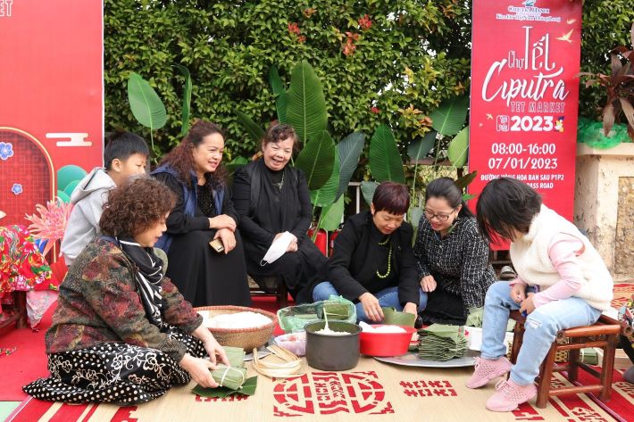 Một góc hướng dẫn gói bánh Chưng tại Chợ Tết Ciputra Hanoi
